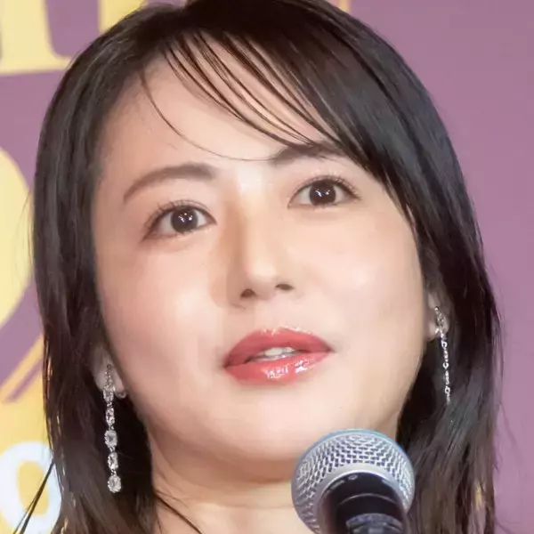 磯山さやか、爽やかで大人っぽい衣装がステキ「とても似合ってます」「すごくキレイ」「いつも魅力的で好き」と反響