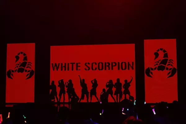 WHITE SCORPION、COCOからの着信に会場が涙…完売の5thワンマンライブで熱気あふれるパフォーマンス