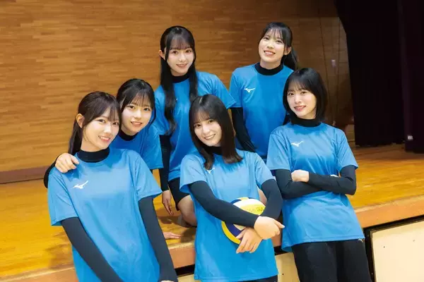 日向坂46“バレー部”密着インタビュー｜“エースをねらえ”なスーパールーキー・片山紗希の入部に、キャプテン・小坂菜緒「スポーツって人をつなげる」