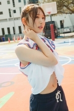 日向坂46藤嶌果歩、ミニバス少女の面影にキュン　ポニテ×ユニフォームで魅せる爽やかへそチラ