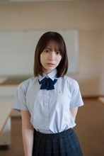 日向坂46渡辺莉奈、制服姿の表紙カット解禁！夏の記憶を閉じ込めたような1枚に