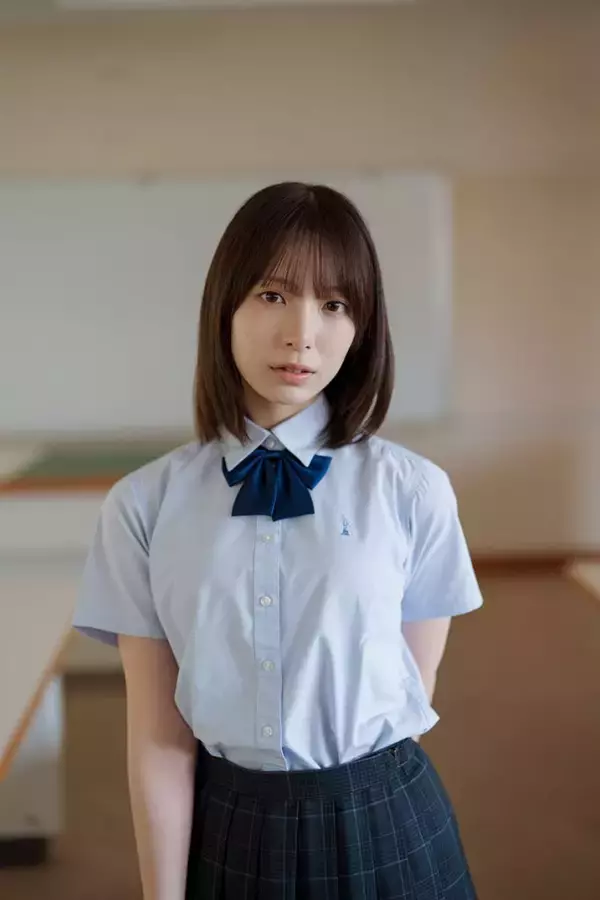 日向坂46渡辺莉奈、制服姿の表紙カット解禁！夏の記憶を閉じ込めたような1枚に
