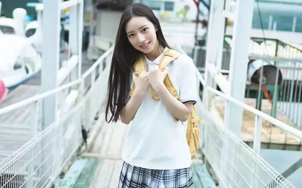 「日向坂46渡辺莉奈、制服姿の表紙カット解禁！夏の記憶を閉じ込めたような1枚に」の画像
