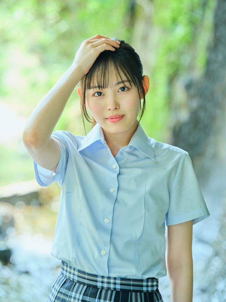 日向坂46渡辺莉奈、制服姿の表紙カット解禁！夏の記憶を閉じ込めたような1枚に