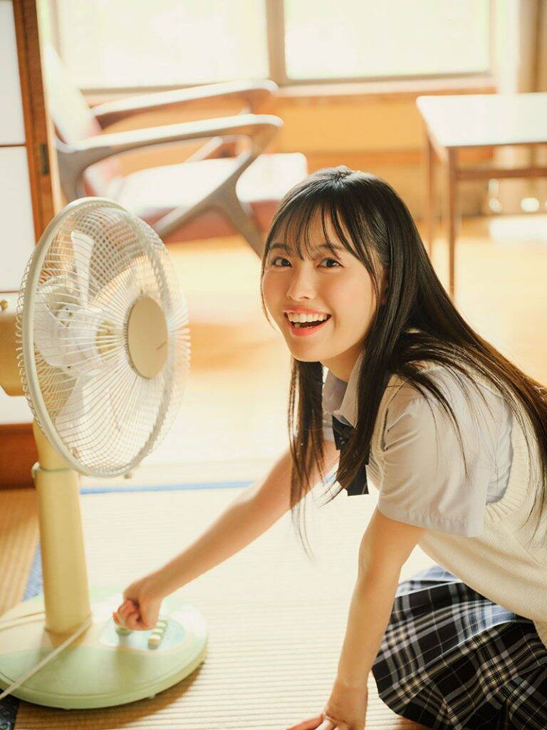 日向坂46渡辺莉奈、制服姿の表紙カット解禁！夏の記憶を閉じ込めたような1枚に