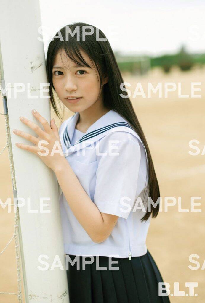 日向坂46渡辺莉奈、制服姿の表紙カット解禁！夏の記憶を閉じ込めたような1枚に