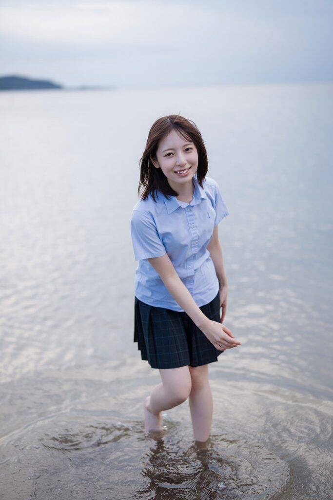 日向坂46渡辺莉奈、制服姿の表紙カット解禁！夏の記憶を閉じ込めたような1枚に