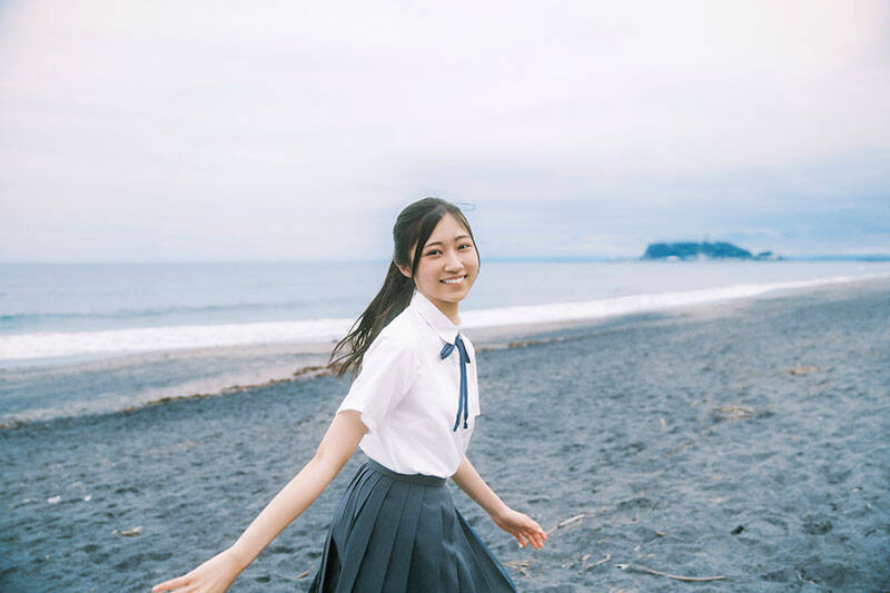 日向坂46渡辺莉奈、制服姿の表紙カット解禁！夏の記憶を閉じ込めたような1枚に