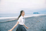 「日向坂46渡辺莉奈、制服姿の表紙カット解禁！夏の記憶を閉じ込めたような1枚に」の画像5