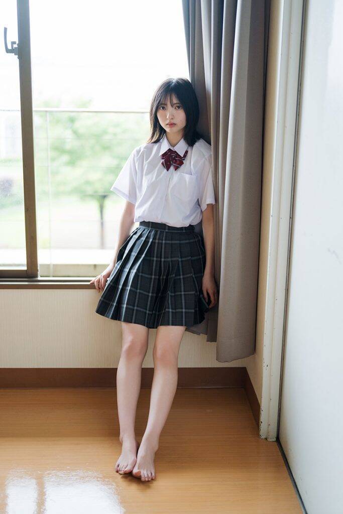 日向坂46渡辺莉奈、制服姿の表紙カット解禁！夏の記憶を閉じ込めたような1枚に