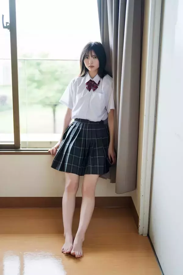「日向坂46渡辺莉奈、制服姿の表紙カット解禁！夏の記憶を閉じ込めたような1枚に」の画像
