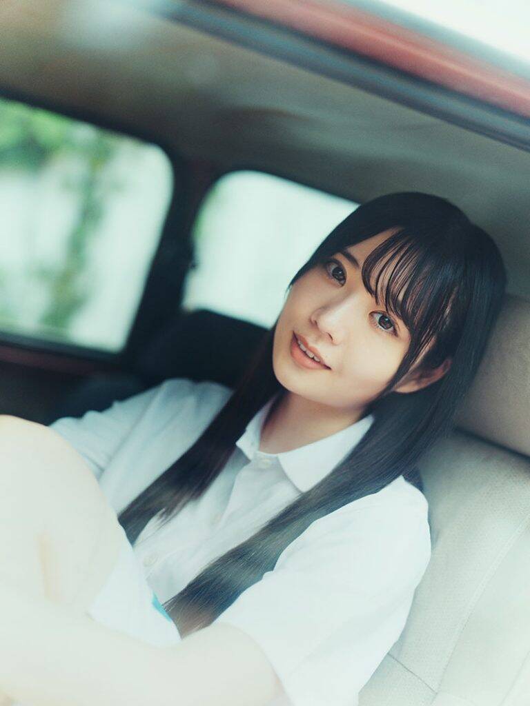 日向坂46渡辺莉奈、制服姿の表紙カット解禁！夏の記憶を閉じ込めたような1枚に