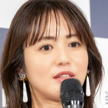 磯山さやか、モコモコ衣装と笑顔がキュート「ステキな笑顔に癒やされる」「珍しいパンツルックも似合ってて良い」