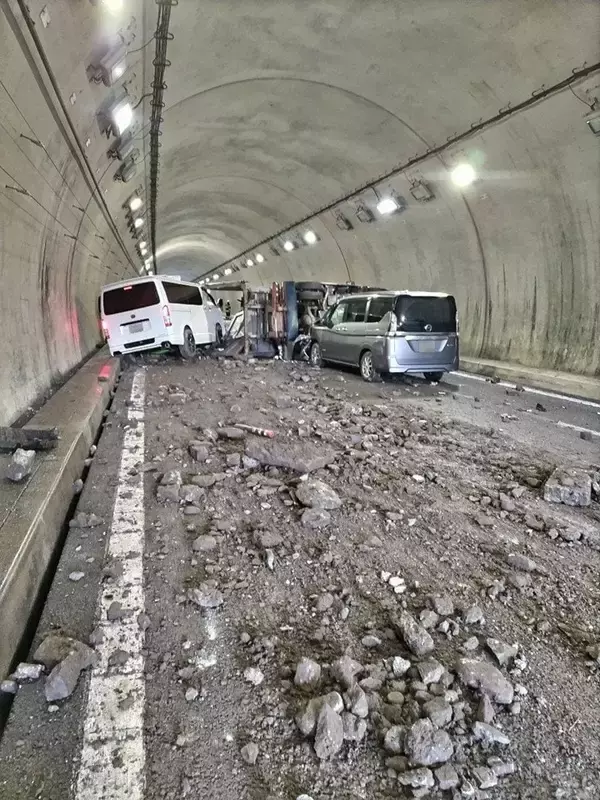 東海北陸道トンネル内でトラック横転 積み荷“土砂”が散乱…5台の事故に 美並IC～美濃IC間の上り線通行止め【現場写真】
