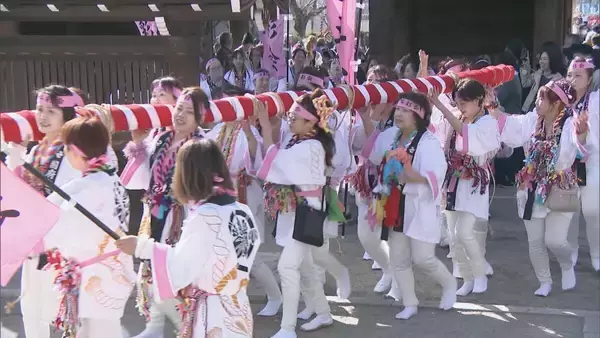 「｢“生まれたままの姿”でぐるっと一回転｣ ｢繰り出されるパンチ｣ …歴代の “神男”たちのドラマ振り返る  ことしは勤め先の銀行辞め 転職して臨んだ神男  国府宮はだか祭 愛知･稲沢市」の画像