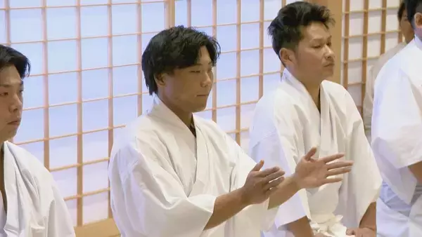 「｢“生まれたままの姿”でぐるっと一回転｣ ｢繰り出されるパンチ｣ …歴代の “神男”たちのドラマ振り返る  ことしは勤め先の銀行辞め 転職して臨んだ神男  国府宮はだか祭 愛知･稲沢市」の画像