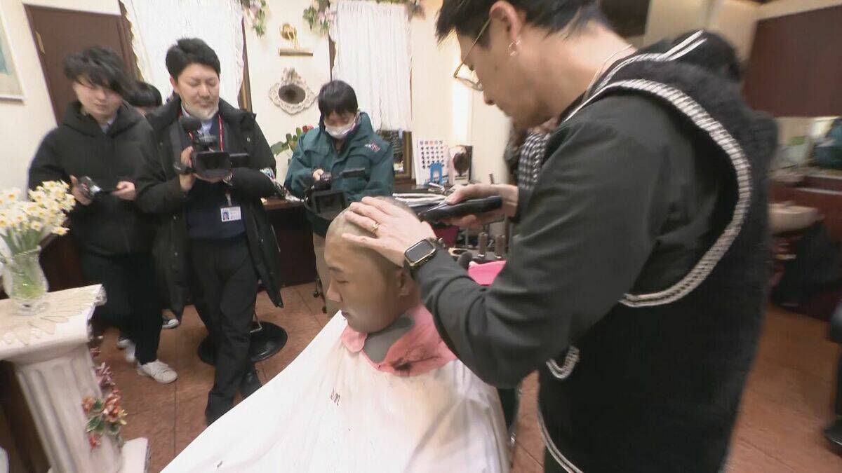 ｢“生まれたままの姿”でぐるっと一回転｣ ｢繰り出されるパンチ｣ …歴代の “神男”たちのドラマ振り返る  ことしは勤め先の銀行辞め 転職して臨んだ神男  国府宮はだか祭 愛知･稲沢市