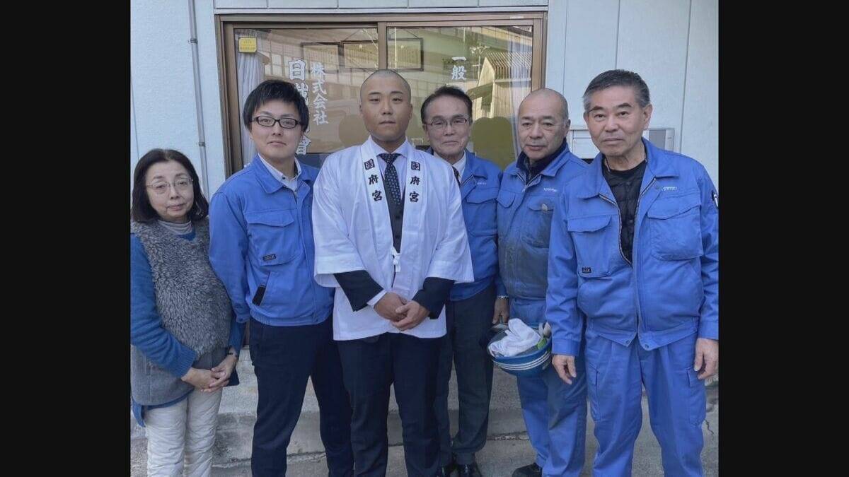 ｢“生まれたままの姿”でぐるっと一回転｣ ｢繰り出されるパンチ｣ …歴代の “神男”たちのドラマ振り返る  ことしは勤め先の銀行辞め 転職して臨んだ神男  国府宮はだか祭 愛知･稲沢市