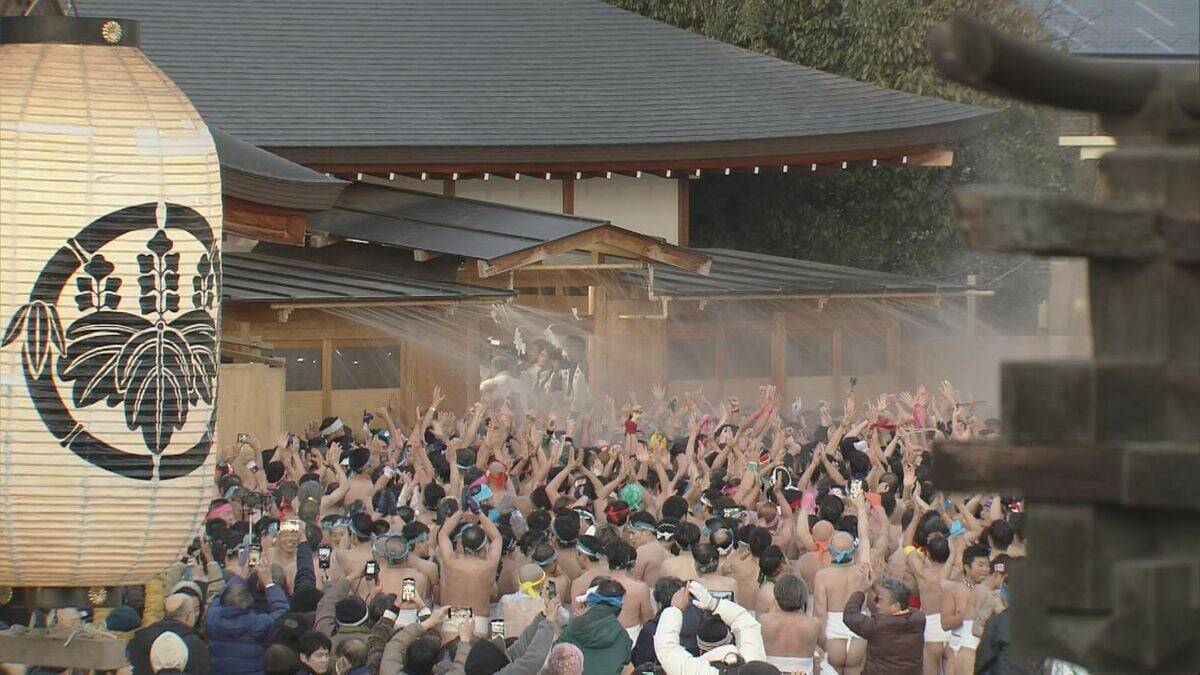 ｢“生まれたままの姿”でぐるっと一回転｣ ｢繰り出されるパンチ｣ …歴代の “神男”たちのドラマ振り返る  ことしは勤め先の銀行辞め 転職して臨んだ神男  国府宮はだか祭 愛知･稲沢市