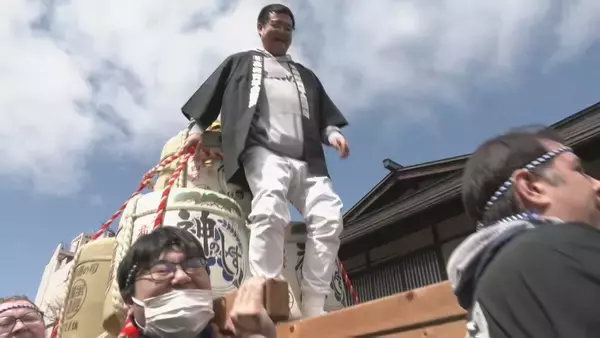 新酒「神のしずく」の完成祝う雫宮祭 …酒樽みこしが街を練り歩く 外国人観光客も魅了 岐阜・高山市