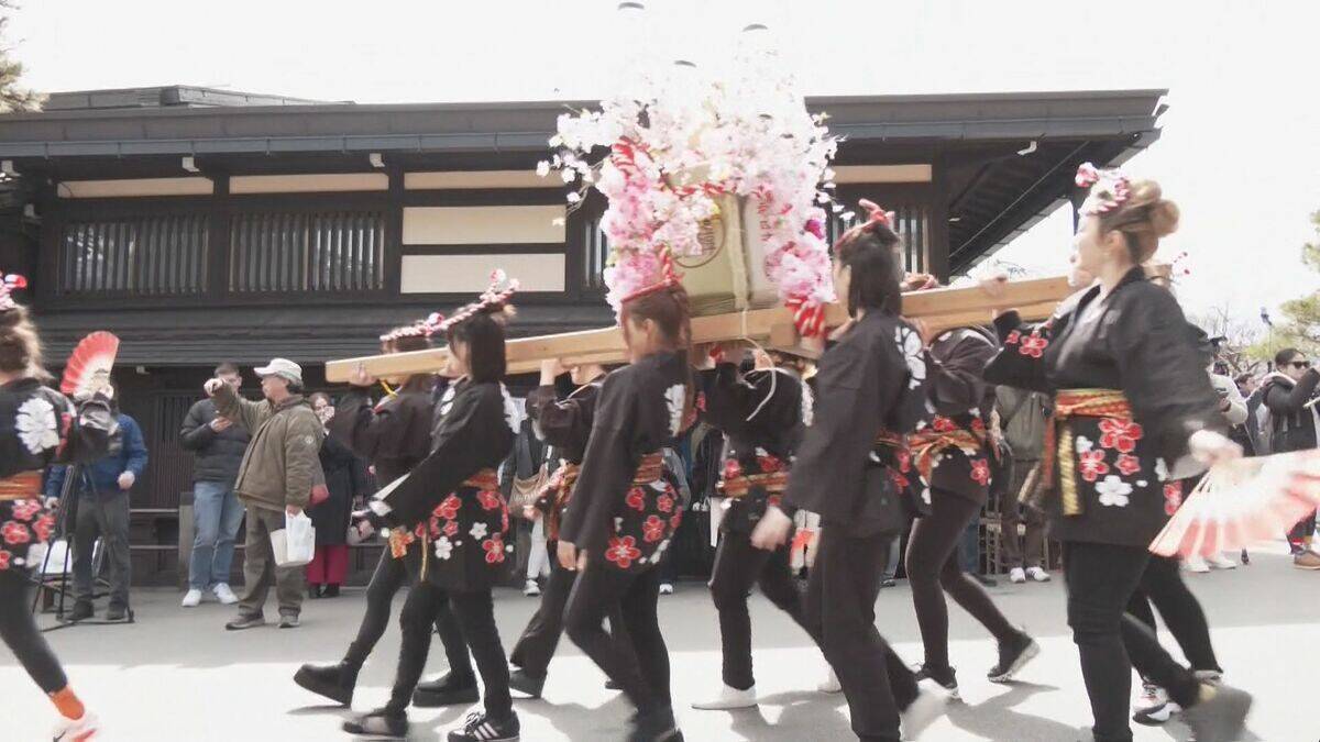 新酒「神のしずく」の完成祝う雫宮祭 …酒樽みこしが街を練り歩く 外国人観光客も魅了 岐阜・高山市