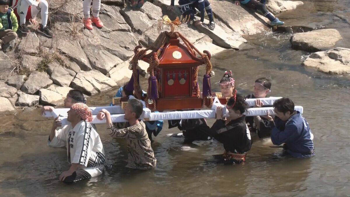 新酒「神のしずく」の完成祝う雫宮祭 …酒樽みこしが街を練り歩く 外国人観光客も魅了 岐阜・高山市