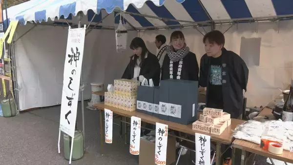 「新酒「神のしずく」の完成祝う雫宮祭 …酒樽みこしが街を練り歩く 外国人観光客も魅了 岐阜・高山市」の画像
