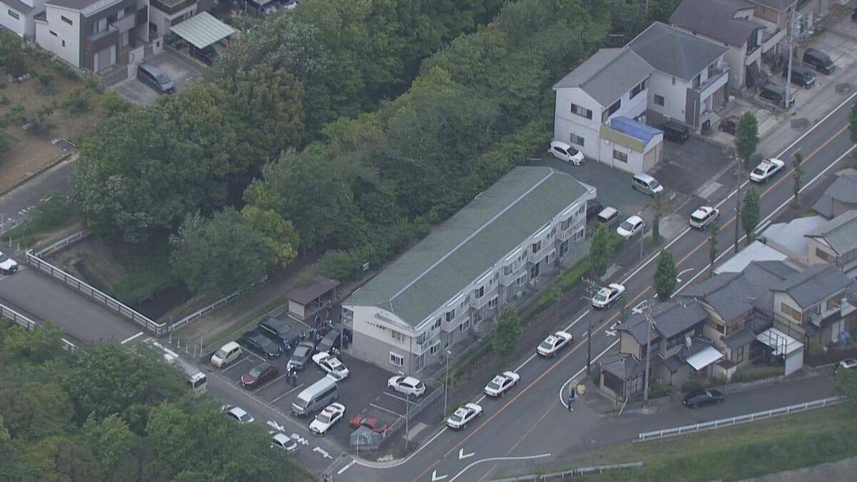 【速報】アパートに立てこもった外国人と見られる男の身柄確保…パトカーに乗る瞬間  愛知・豊橋市