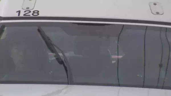 「【速報】アパートに立てこもった外国人と見られる男の身柄確保…パトカーに乗る瞬間  愛知・豊橋市」の画像