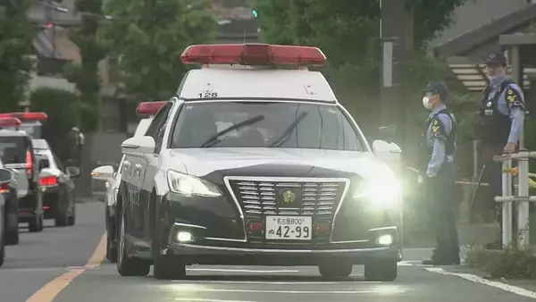 「【速報】アパートに立てこもった外国人と見られる男の身柄確保…パトカーに乗る瞬間  愛知・豊橋市」の画像