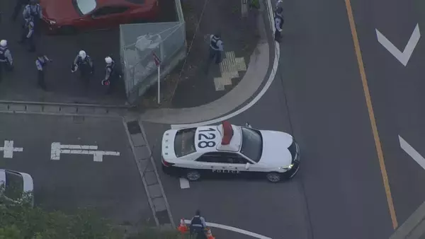 「【速報】アパートに立てこもった外国人と見られる男の身柄確保…パトカーに乗る瞬間  愛知・豊橋市」の画像