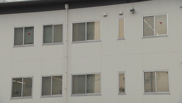 住宅の室内で首から出血した男性発見　男性死亡