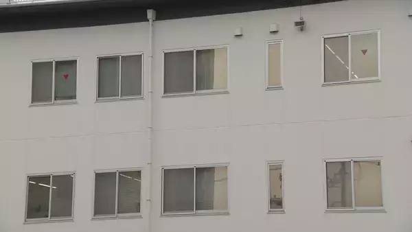 住宅の室内で首から出血した男性発見　男性死亡