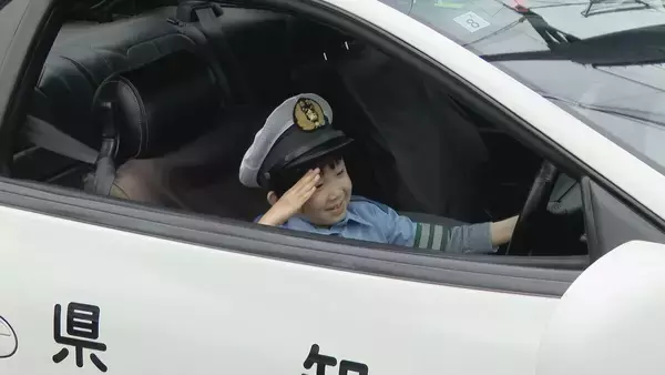 「ナゴヤ球場に全国に1台しかないパトカーがやってきた！珍しい警察車両が集結 制服を着て記念撮影も 名古屋・中川区」の画像
