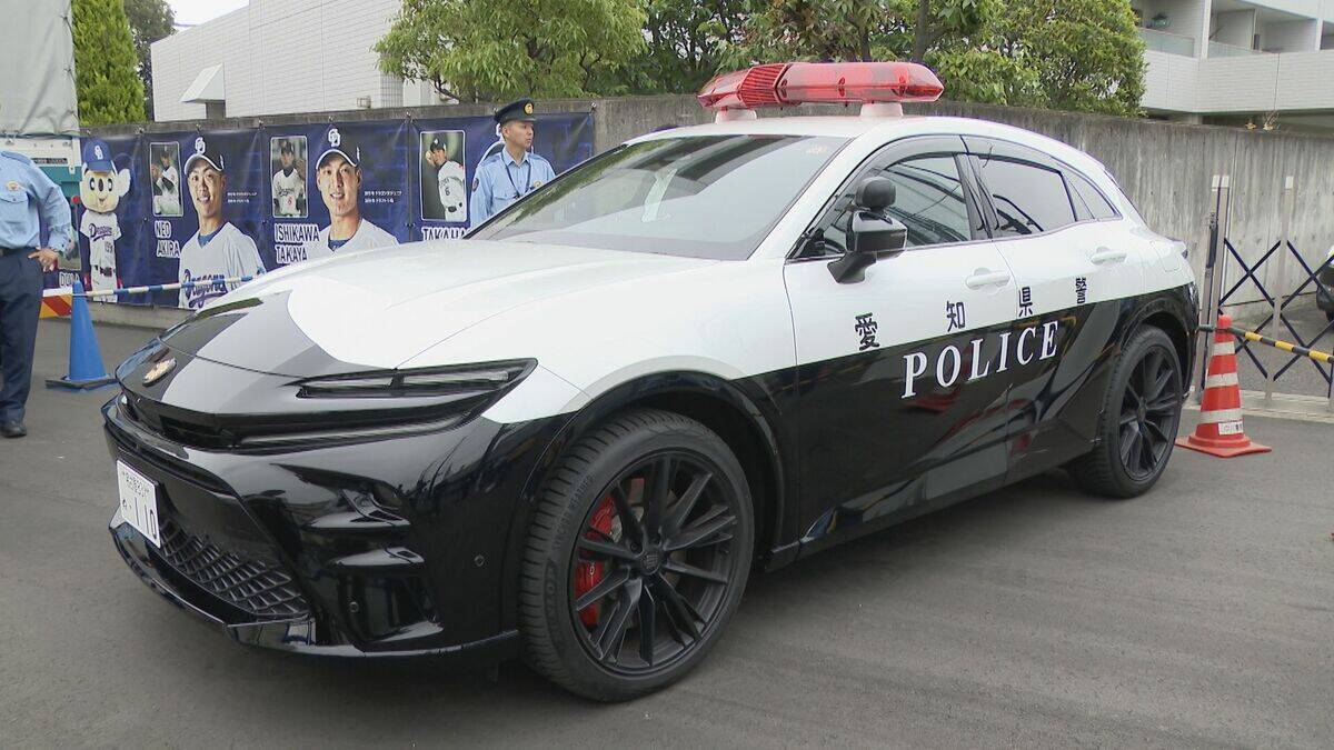 ナゴヤ球場に全国に1台しかないパトカーがやってきた！珍しい警察車両が集結 制服を着て記念撮影も 名古屋・中川区