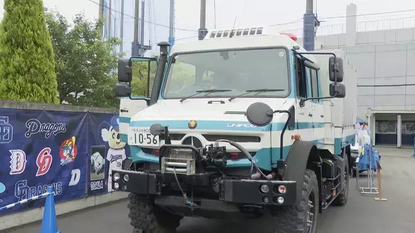 「ナゴヤ球場に全国に1台しかないパトカーがやってきた！珍しい警察車両が集結 制服を着て記念撮影も 名古屋・中川区」の画像