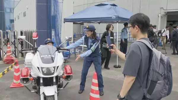 「ナゴヤ球場に全国に1台しかないパトカーがやってきた！珍しい警察車両が集結 制服を着て記念撮影も 名古屋・中川区」の画像