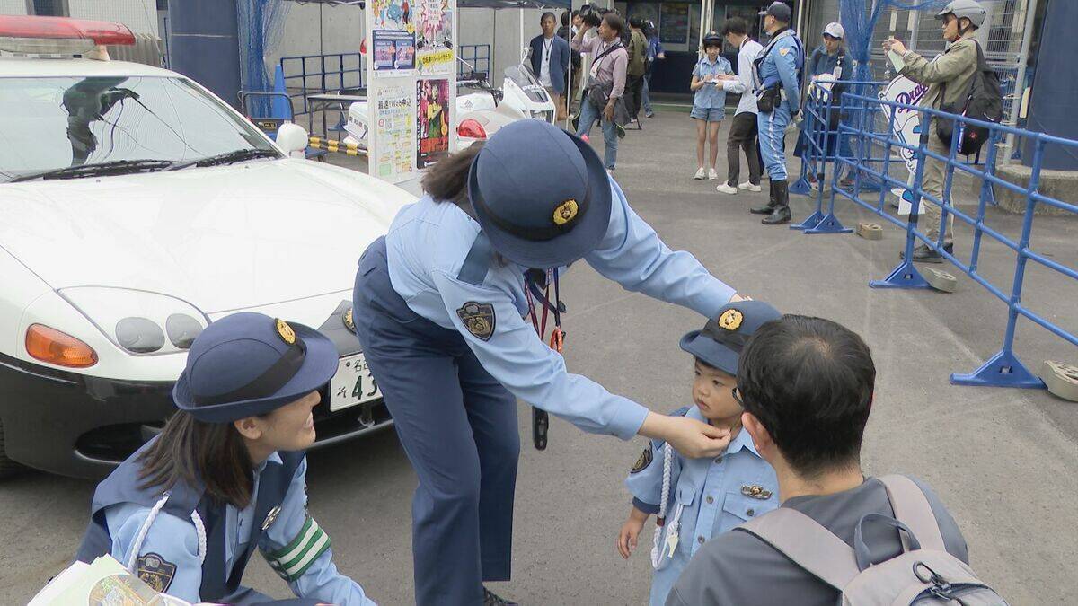ナゴヤ球場に全国に1台しかないパトカーがやってきた！珍しい警察車両が集結 制服を着て記念撮影も 名古屋・中川区
