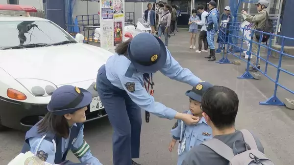 「ナゴヤ球場に全国に1台しかないパトカーがやってきた！珍しい警察車両が集結 制服を着て記念撮影も 名古屋・中川区」の画像