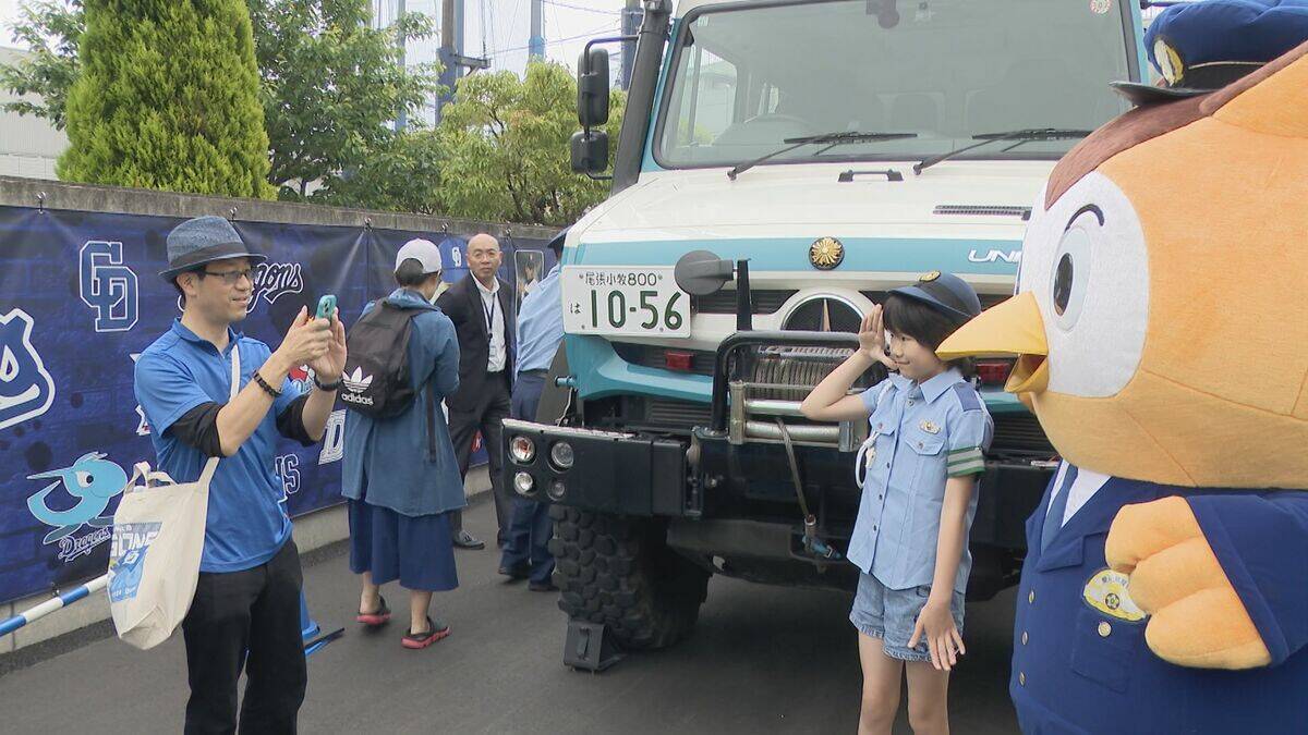 ナゴヤ球場に全国に1台しかないパトカーがやってきた！珍しい警察車両が集結 制服を着て記念撮影も 名古屋・中川区