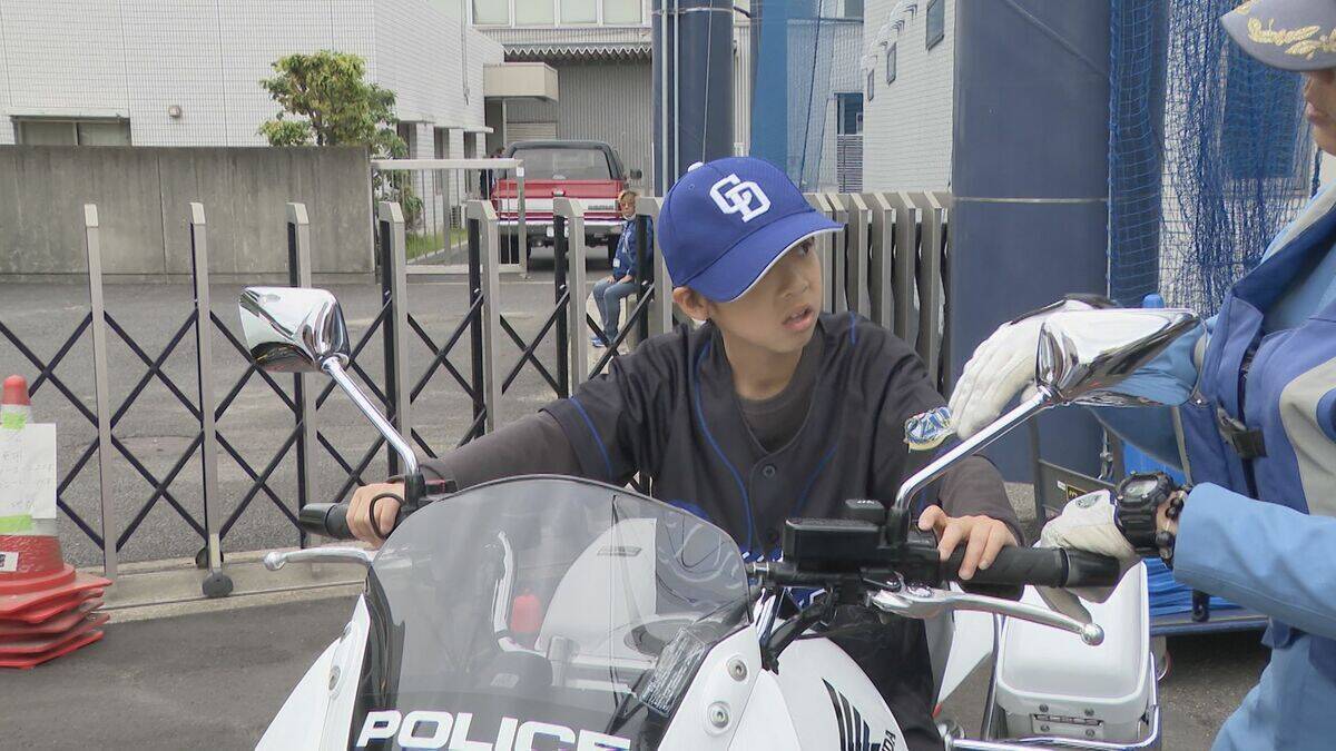 ナゴヤ球場に全国に1台しかないパトカーがやってきた！珍しい警察車両が集結 制服を着て記念撮影も 名古屋・中川区