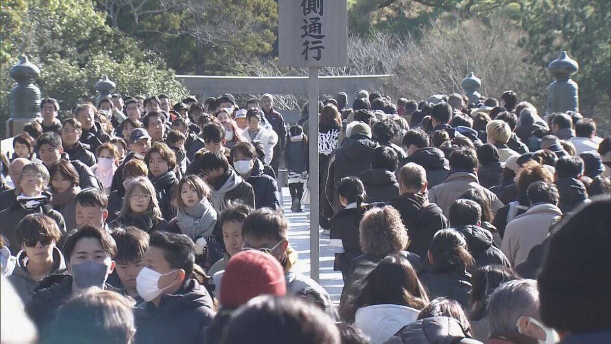 新しい年への思い込め初詣にぎわう　三重・伊勢神宮　3が日で40万人参拝の見込み