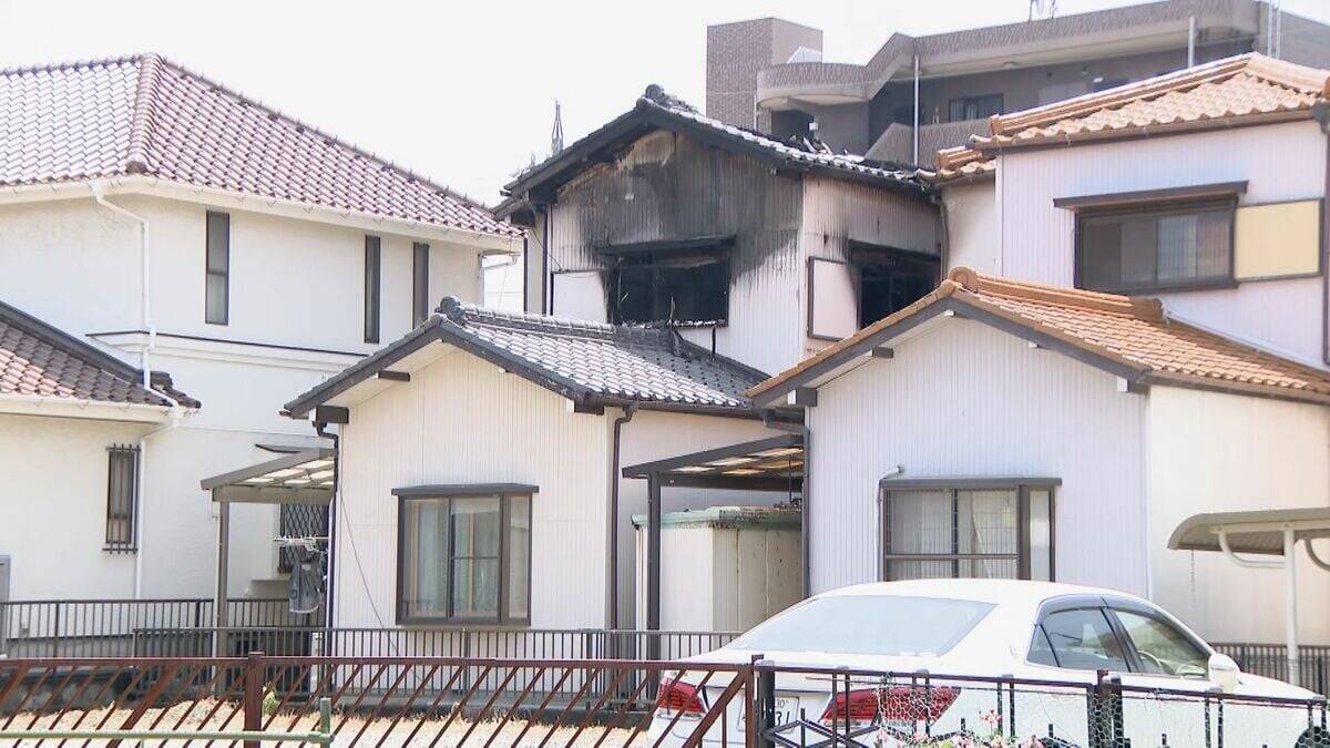｢2階から出火している…｣ 2階建て住宅で火事 火元の家に住む78歳男性と77歳女性がけが 意識あり 愛知･北名古屋市