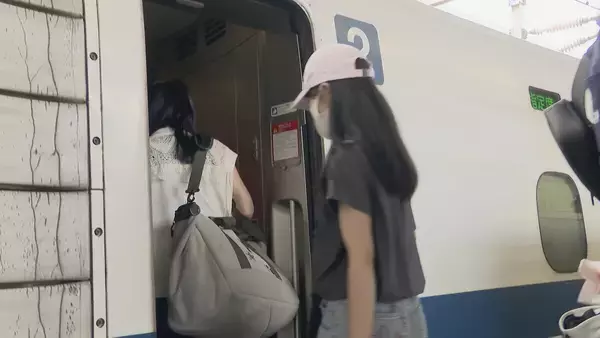 「「おじいちゃん、おばあちゃんに会ってお手伝いします」 お盆の帰省ラッシュが本格化 東海道新幹線下りがピーク 名古屋駅も家族連れらで朝から混雑」の画像