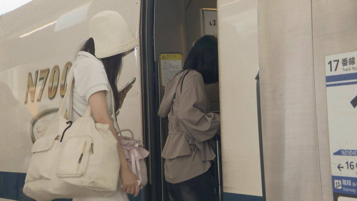 「おじいちゃん、おばあちゃんに会ってお手伝いします」 お盆の帰省ラッシュが本格化 東海道新幹線下りがピーク 名古屋駅も家族連れらで朝から混雑