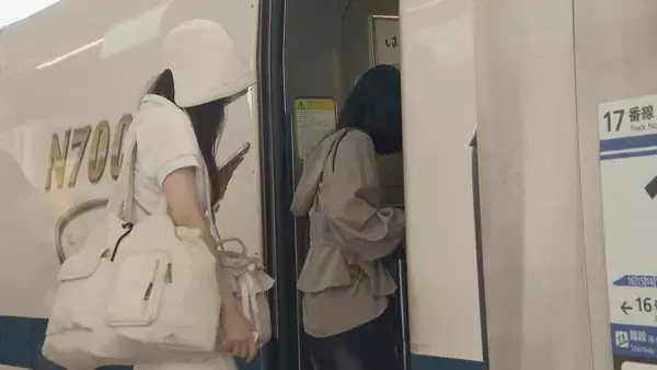 「「おじいちゃん、おばあちゃんに会ってお手伝いします」 お盆の帰省ラッシュが本格化 東海道新幹線下りがピーク 名古屋駅も家族連れらで朝から混雑」の画像