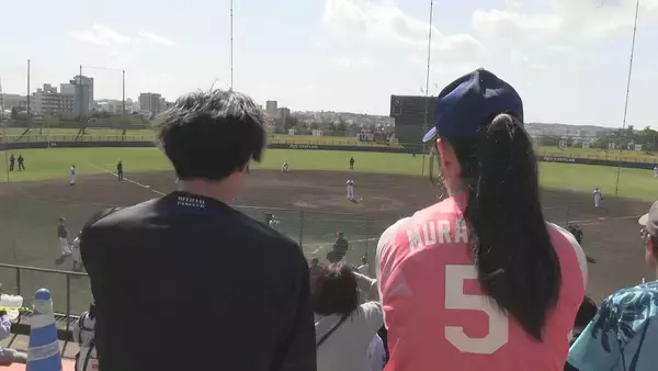 「ドラゴンズのため移住したカップル 東京→名古屋へ 彼女は高橋周平のシルエットに涙 カラオケの締めは応援歌⁉ 初の沖縄キャンプに密着」の画像