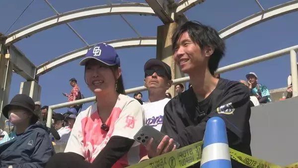 「ドラゴンズのため移住したカップル 東京→名古屋へ 彼女は高橋周平のシルエットに涙 カラオケの締めは応援歌⁉ 初の沖縄キャンプに密着」の画像