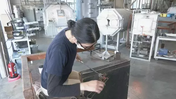 再生ガラスで｢かぶと｣や｢こいのぼり｣ 端午の節句に向けて置物作り 丸みを帯びたかわいらしい形に 愛知･岡崎市