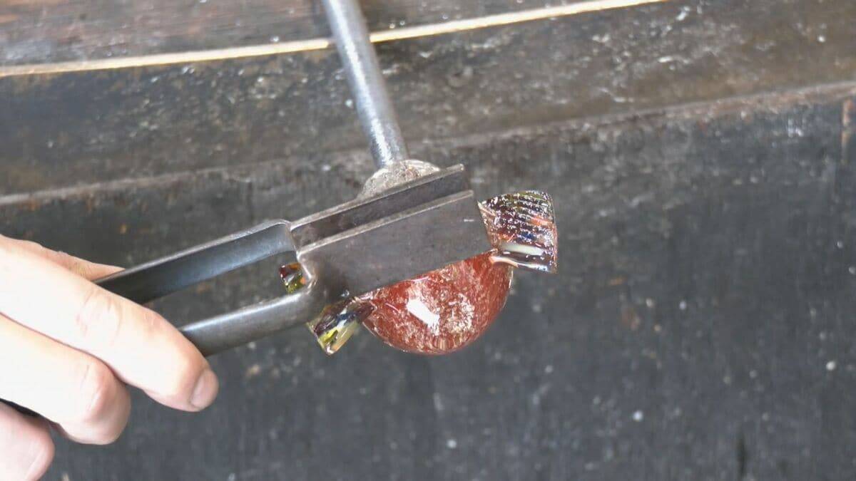 再生ガラスで｢かぶと｣や｢こいのぼり｣ 端午の節句に向けて置物作り 丸みを帯びたかわいらしい形に 愛知･岡崎市